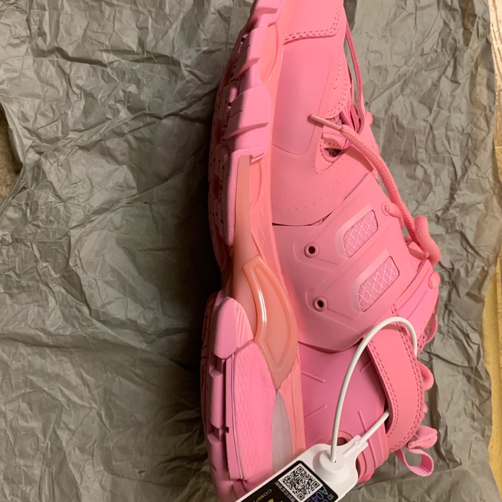 BALENCIAGAS LIGHT UP SNEAKERS - Picture 3 of 9